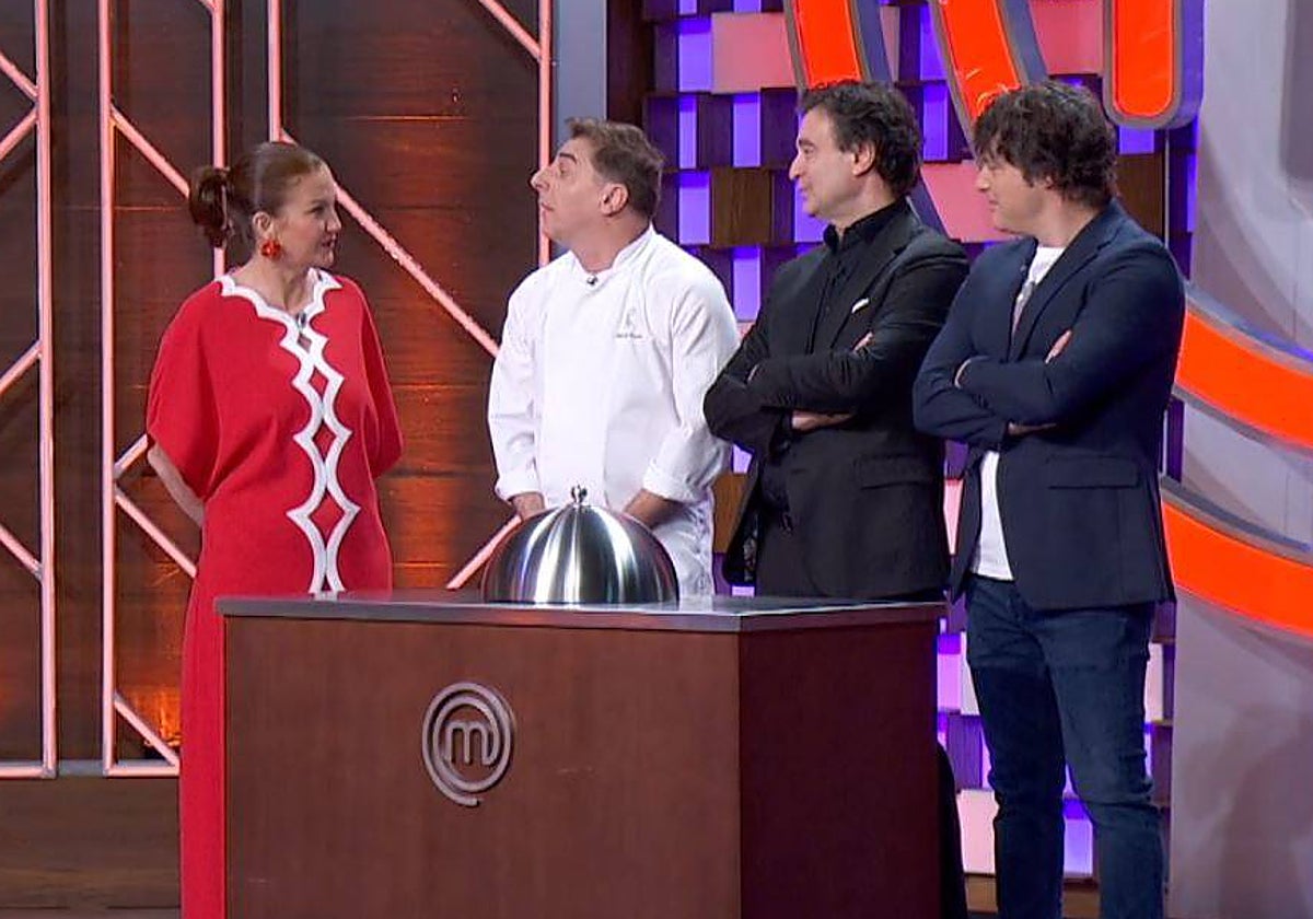 Jordi Roca, con chaquetilla blanca, junto a los presentadores del programa, antes de empezar el reto