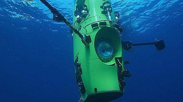 El sumergible adentrándose en las profundidas del mar