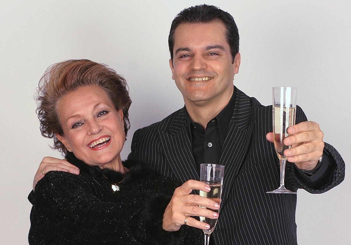 Carmen Sevilla junto a Ramón García en la promoción de las campanadas de 2004