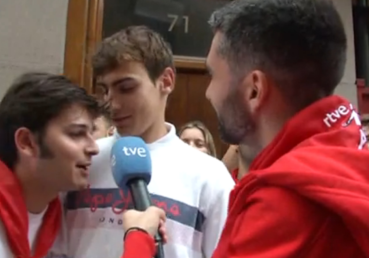 Un joven se ha colado en medio de un directo de 'La hora 1'.