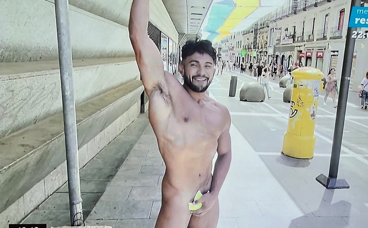 Imagen principal - Jaime se ha quedado desnudo delante de las cámaras de 'El programa del verano'.