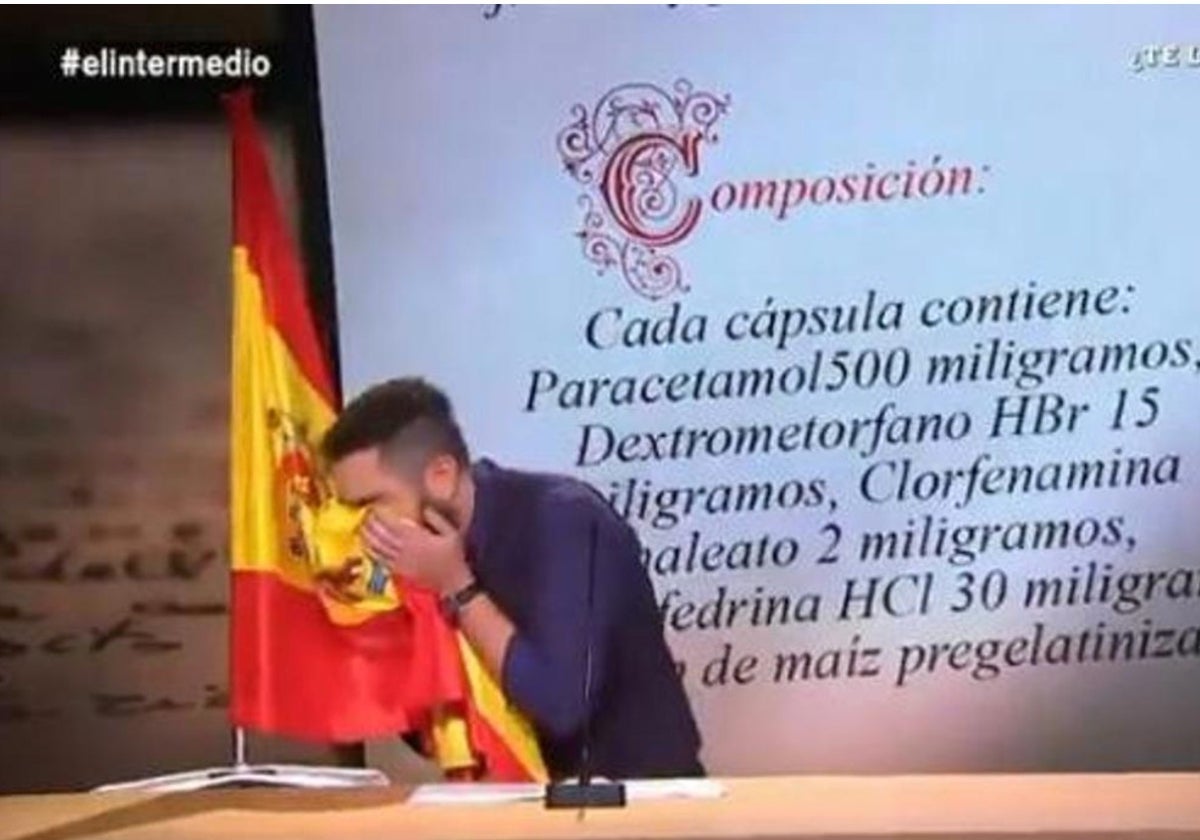 Dani Mateo, durante el polémico 'sketch' de 'El Intermedio' ene el que se limpió con la bandera de España.