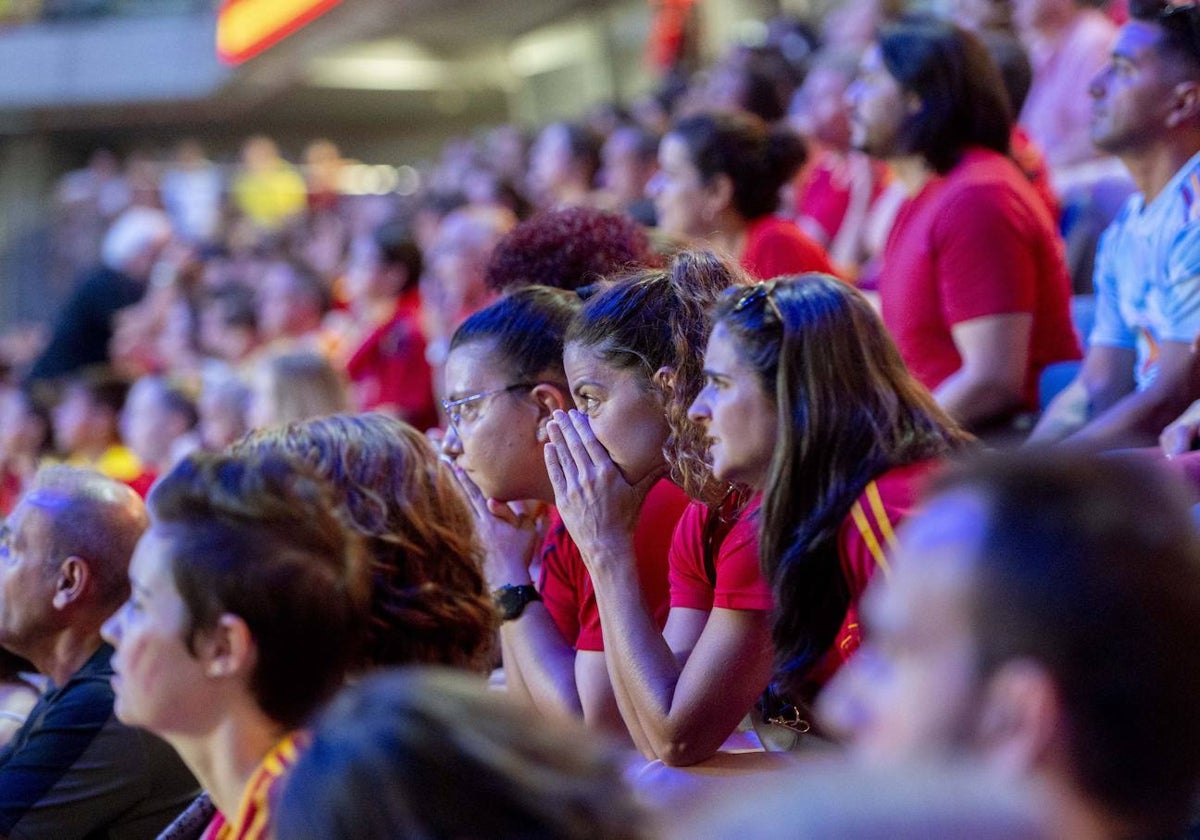 Varias espectadoras viendo el partido de la selección