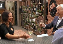 Una soltera despotrica contra los andaluces y Carlos Sobera no sabe dónde meterse: «Son la vergüenza del género humano»