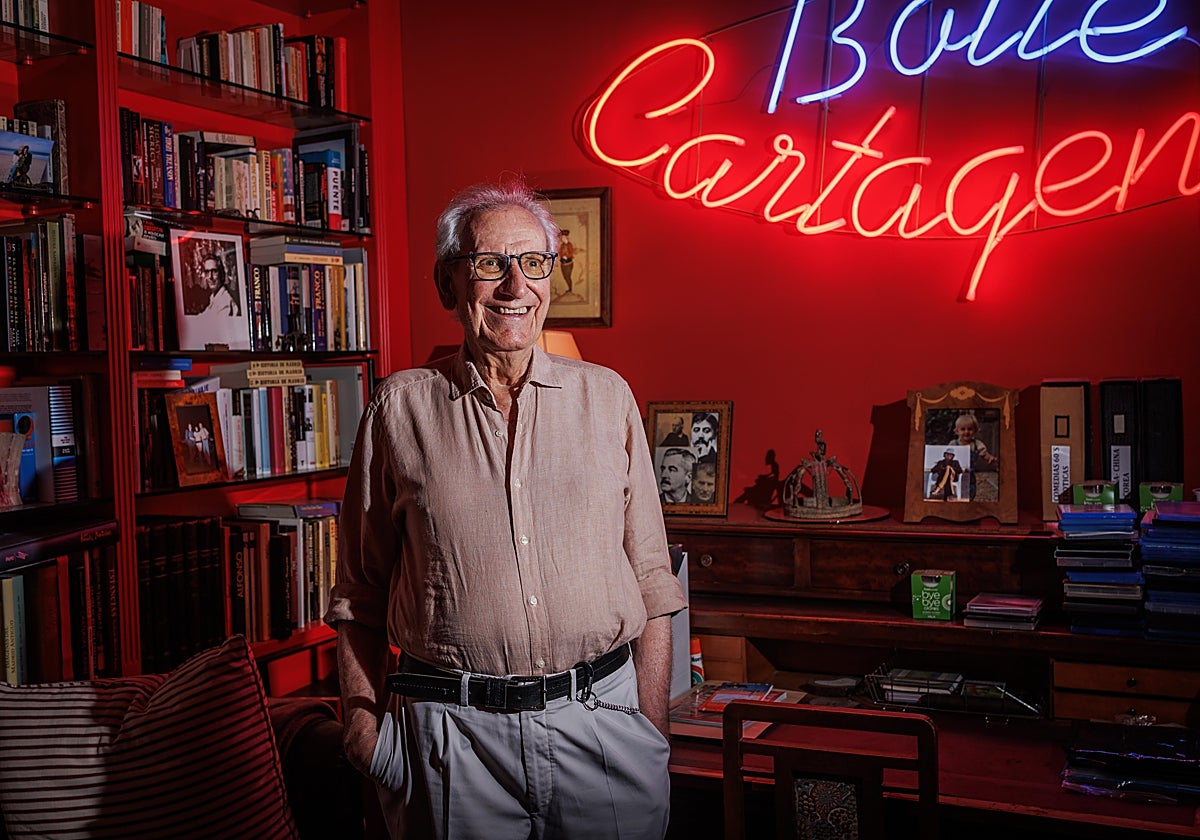 Jaime Chávarri, en su casa, con el neón que encargó para la película 'A un dios desconocido'