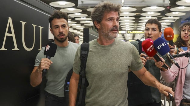 José Manuel Ávila, reportero de 'Fiesta', junto a Rodolfo Sancho en el aeropuerto Adolfo Suárez Madrid-Barajas