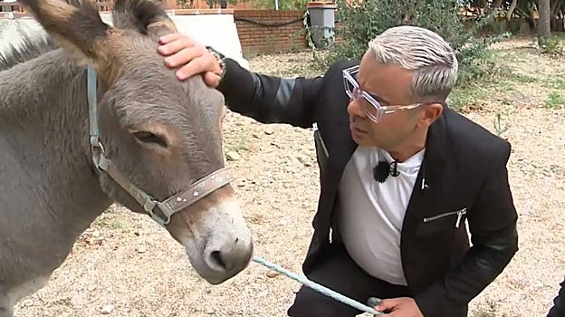 Jorge Javier Vázquez junto a su burro Fortunato