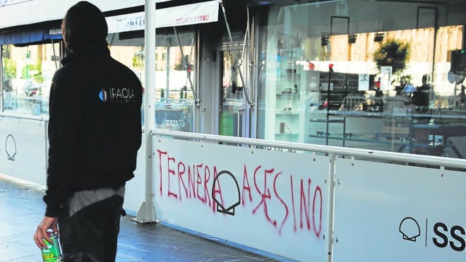 Una pintada contra el exdirigente de ETA Josu Ternera apareció el martes en el acceso al Kursaal, sede del certamen