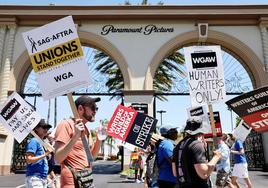 Fin a la huelga en Hollywood 146 días después: guionistas y productores cierran un principio de acuerdo