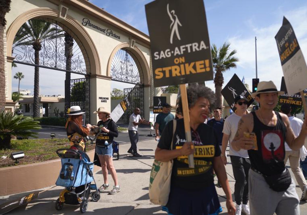 Los actores en huelga prosiguen con sus protestas  frente a los estudios Paramount en Los Ángeles