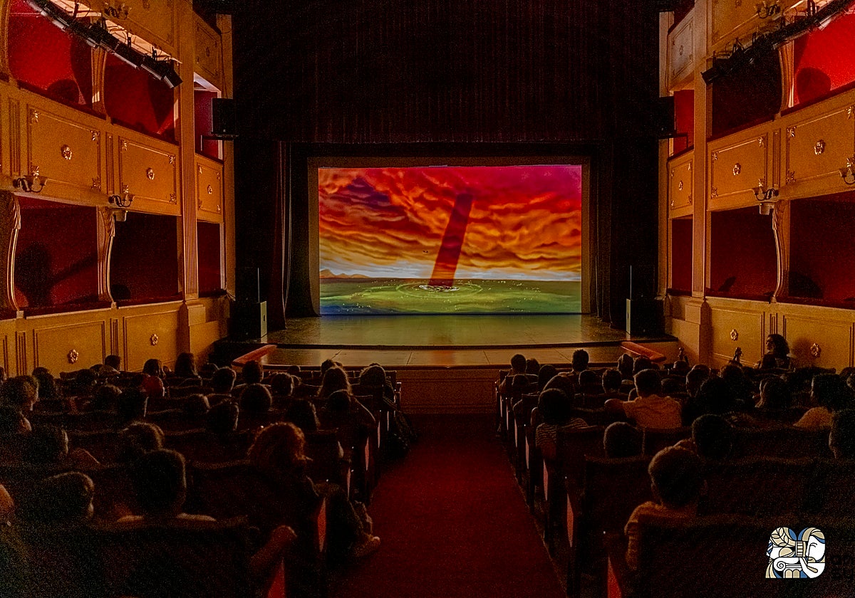 El certamen instala un cine al aire libre en el centro de Hermúpolis