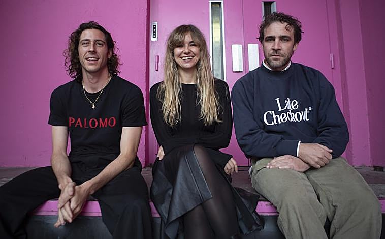 Imagen principal - Arriba, los tres directores de 'Esta ambición desmedida'; a la izquierda, Cris Trenas y Rogelio; derecha, C. Tangana