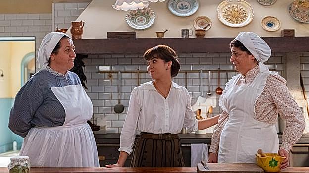 Simona y Candela saben que Catalina bebe los vientos por Pelayo