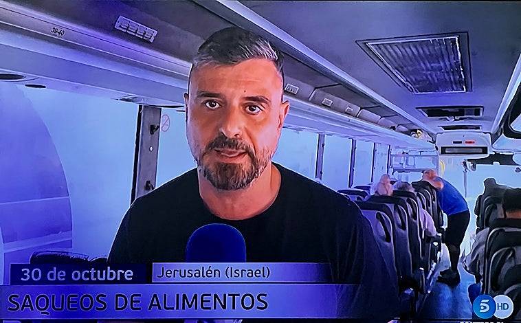 Imagen principal - Marcos Méndez, durante su conexión con Informativos Telecinco.