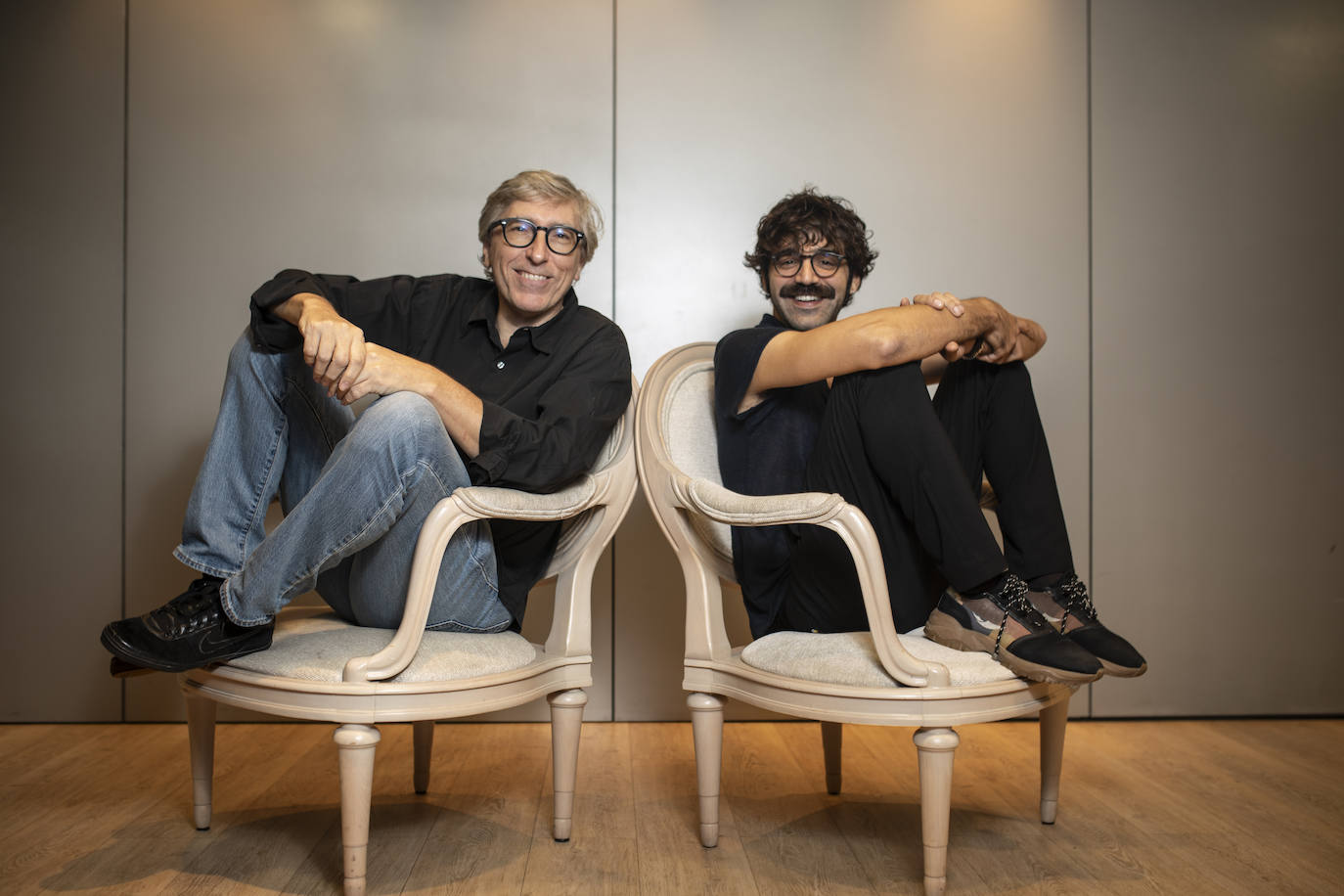 Imagen principal - Arriba, Trueba y Verdaguer juntos en Madrid. A la izquierda, Verdaguer caracterizado de Eugenio y Carolina Yuste como Conchita