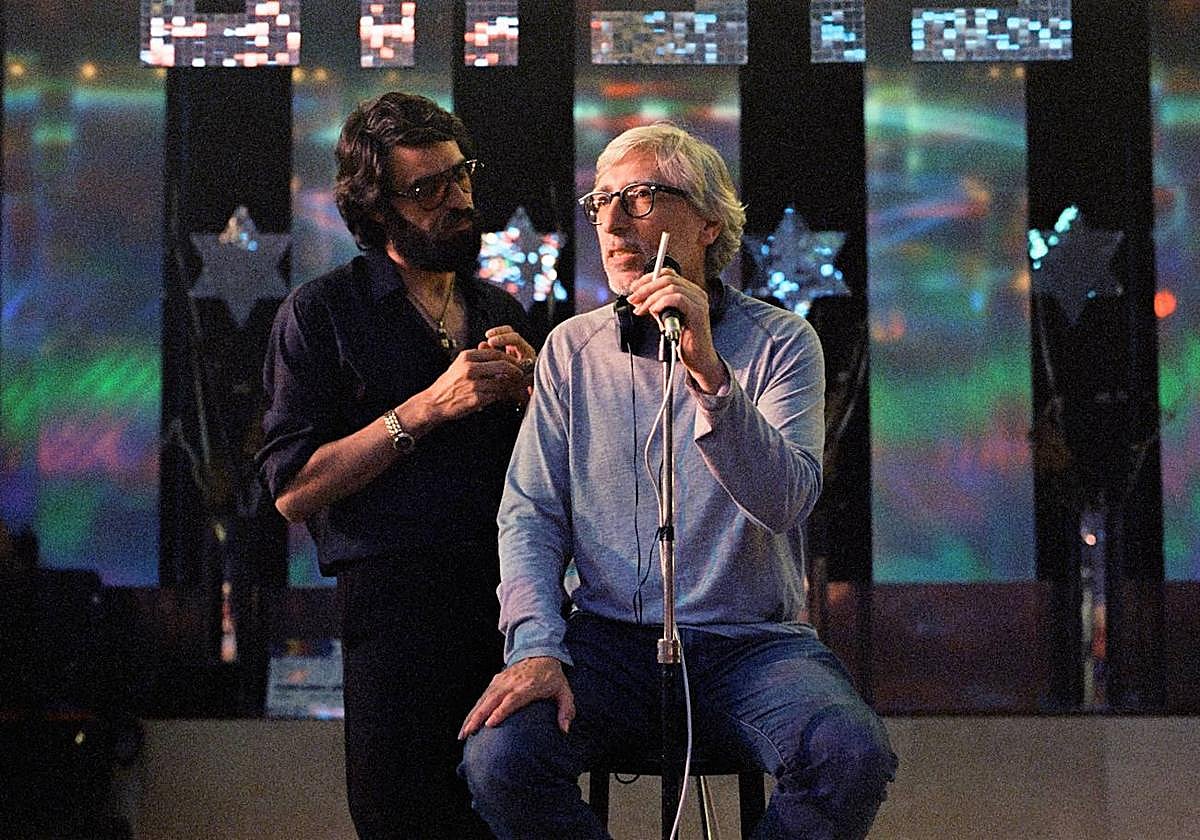 David Trueba da instrucciones a David Verdaguer (caracterizado de Eugenio) durante el rodaje de 'Saben Aquell'