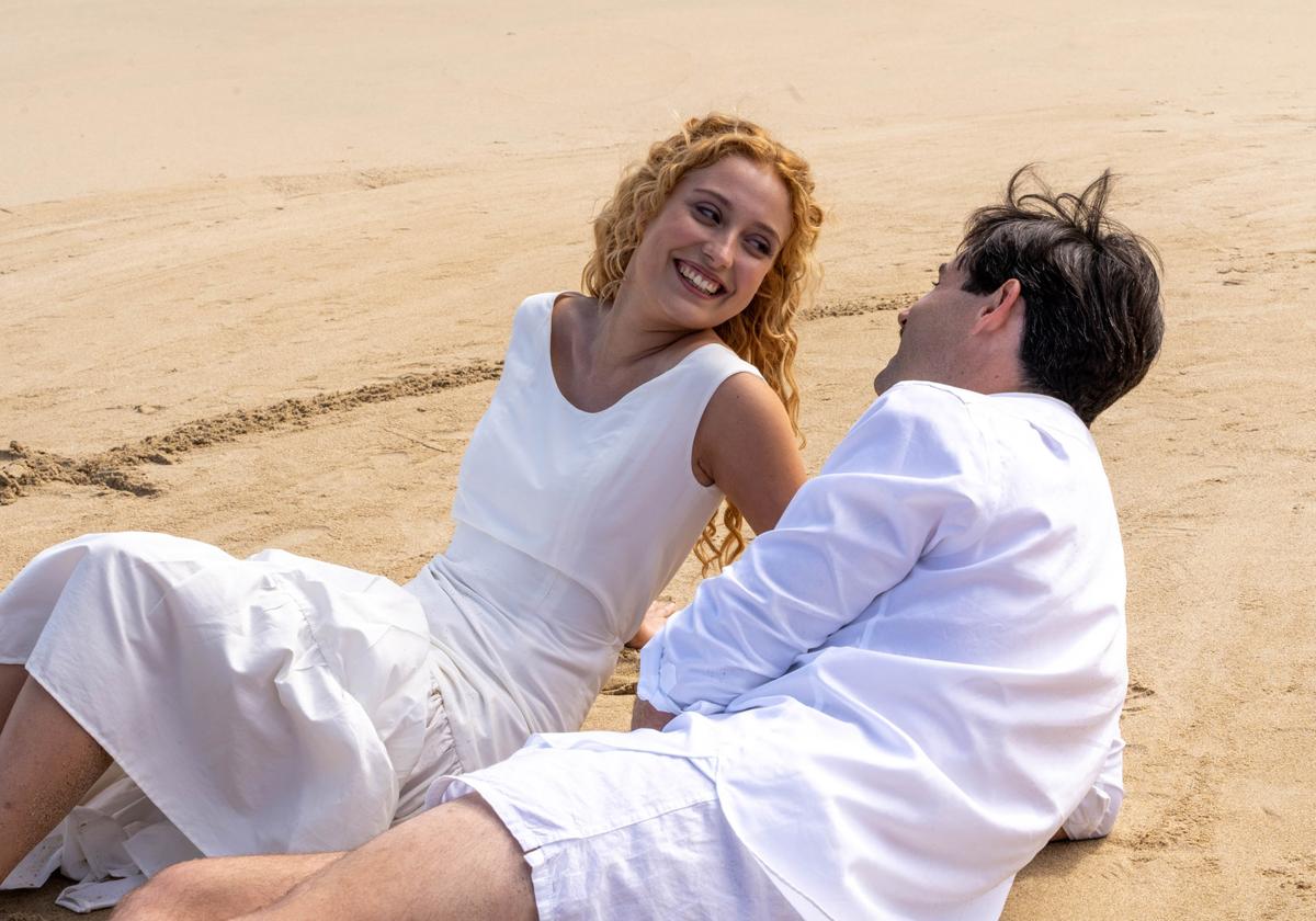 Jana (Ana Garcés) y Manuel (Arturo Sancho), en la playa, en 'La Promesa'