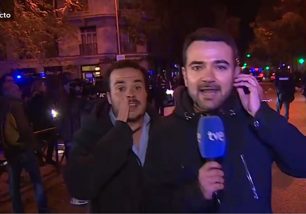 El reportero de TVE, Gabriel López, fue asaltado por un espontáneo.