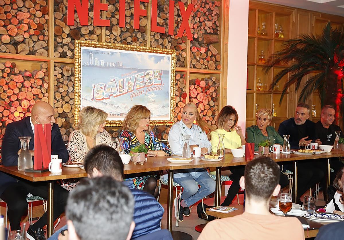 Kiko Matamoros, Terelu Campos, Lydia Lozano, Belén Esteban, María Patiño, Chelo García-Cortés, Kiko Hernández y Víctor Sandoval, durante la rueda de prensa de '¡Sálvese quien pueda!', este martes 7 de noviembre, en el local Habanera (Madrid)