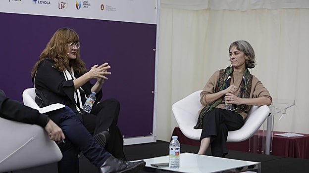 Isabel Coixet y Sara Mesa, durante un coloquio en la Feria del Libro de Sevilla