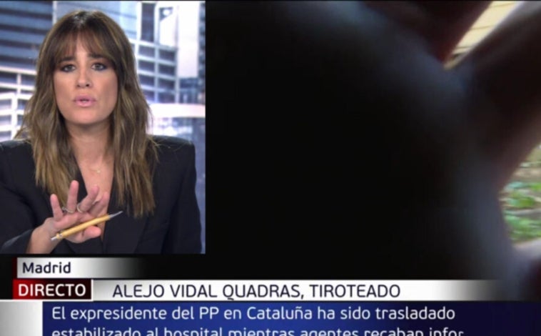 Imagen principal - Momento en que la Policía interrumpe el directo de Informativos Telecinco.