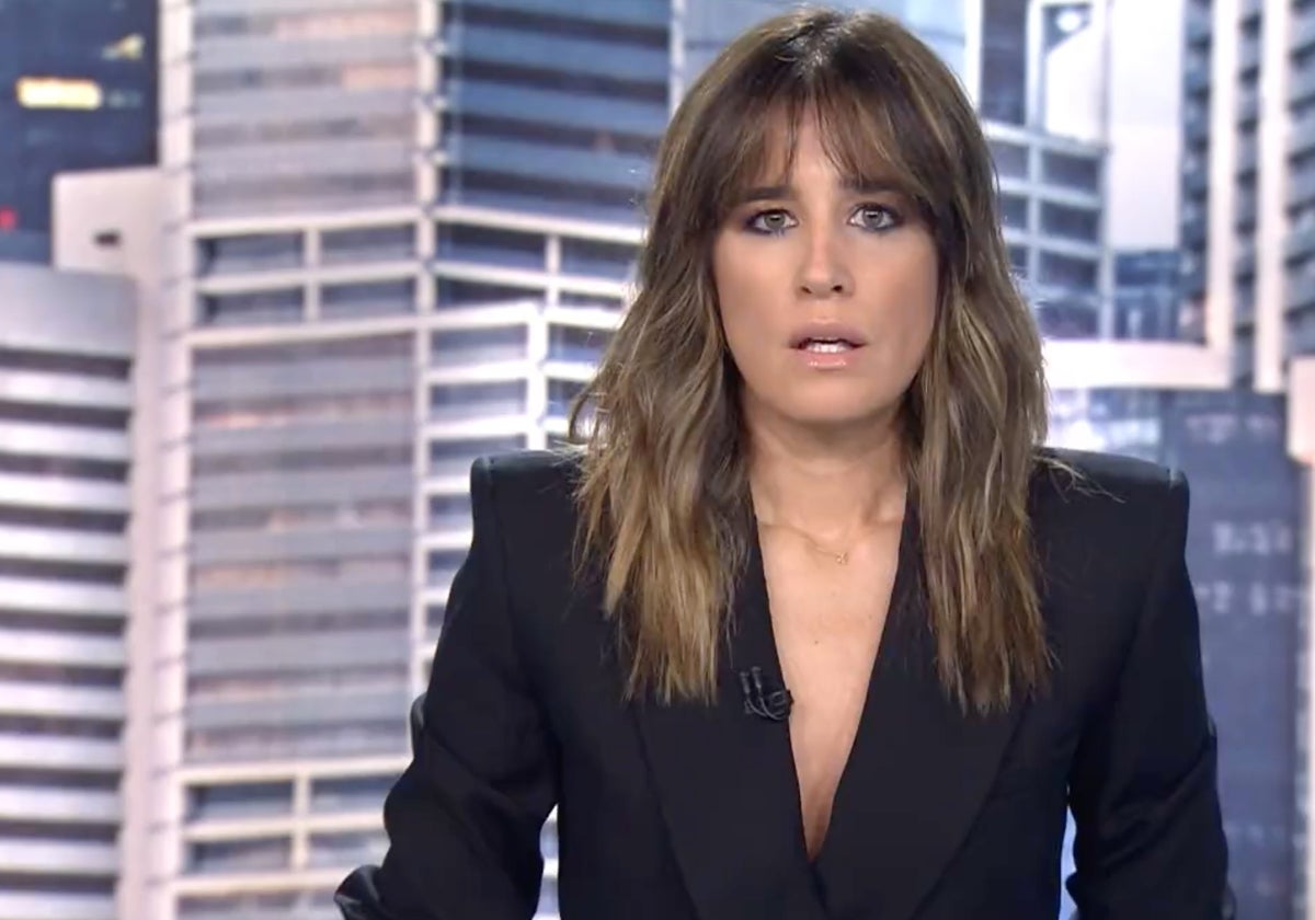 Isabel Jiménez, presentadora de Informativos Telecinco, ha visto como la Policía cortaba el directo con su compañera.