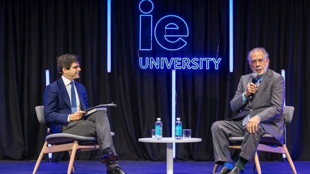 El CEO de IE University, Diego del Alcázar Benjumea, y el cineasta