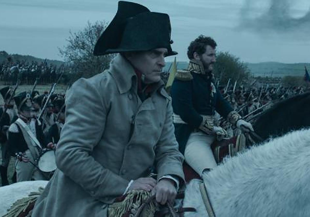 Joaquin Phoenix, como Napoleón, en un fotograma del filme // Vídeo: Escena extraída de 'Napoleón' (Sony)