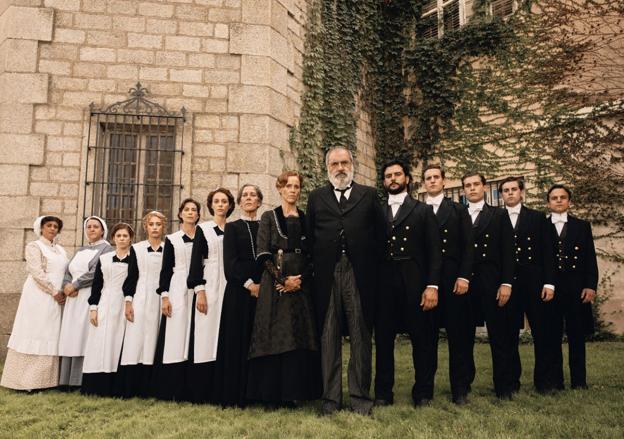 Teresa Quintero, Carmen Flores, Sara Molina, Ana Garcés, Teresa del Río, Marga Martínez, María Castro, Joaquín Climent, Antonio Velázquez y Enrique Fortún interpretan al servicio de 'La Promesa'