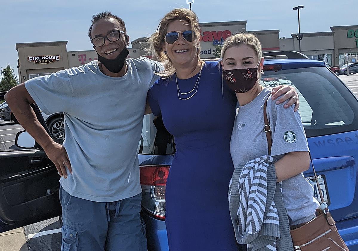 La presentadora Emily Matson (centro) en una imagen de archivo.