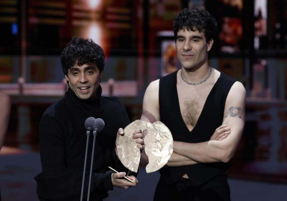 Javier Ambrossi y Javier Calvo tras recibir el premio a 'Mejor serie' por su trabajo 'La Mesias' durante la gala de entrega de los Premios Forqué 2023