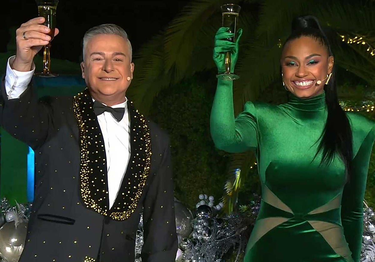 Nia y Roberto Herrera, presentadores de RTVE en las Campanadas 2024 de Canarias