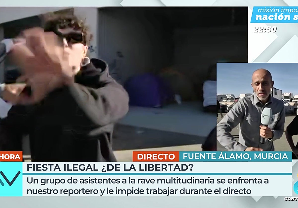 Un reportero de &#039;Vamos a ver&#039; se enfrenta a un grupo de jóvenes en pleno directo: «¡No me toques, chaval!»