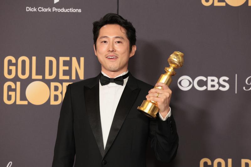 Steven Yeun, ganador del premio al 'Mejor actor en miniserie o película para televisión' por 'Bronca'