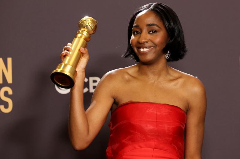 Ayo Edebiri, ganadora al premio 'Mejor actriz de serie de comedia o musical' por 'The Bear'