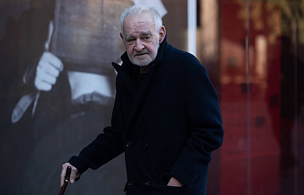 Béla Tarr posa a las puertas de la Filmoteca