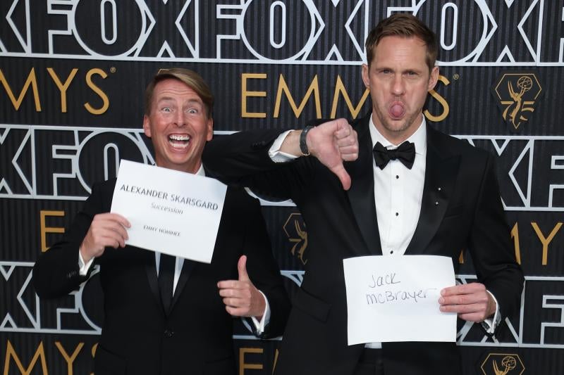 Alexander Skarsgard y Jack McBayer a su llegada a la alfombra plateada de los galardones a la industria televisiva