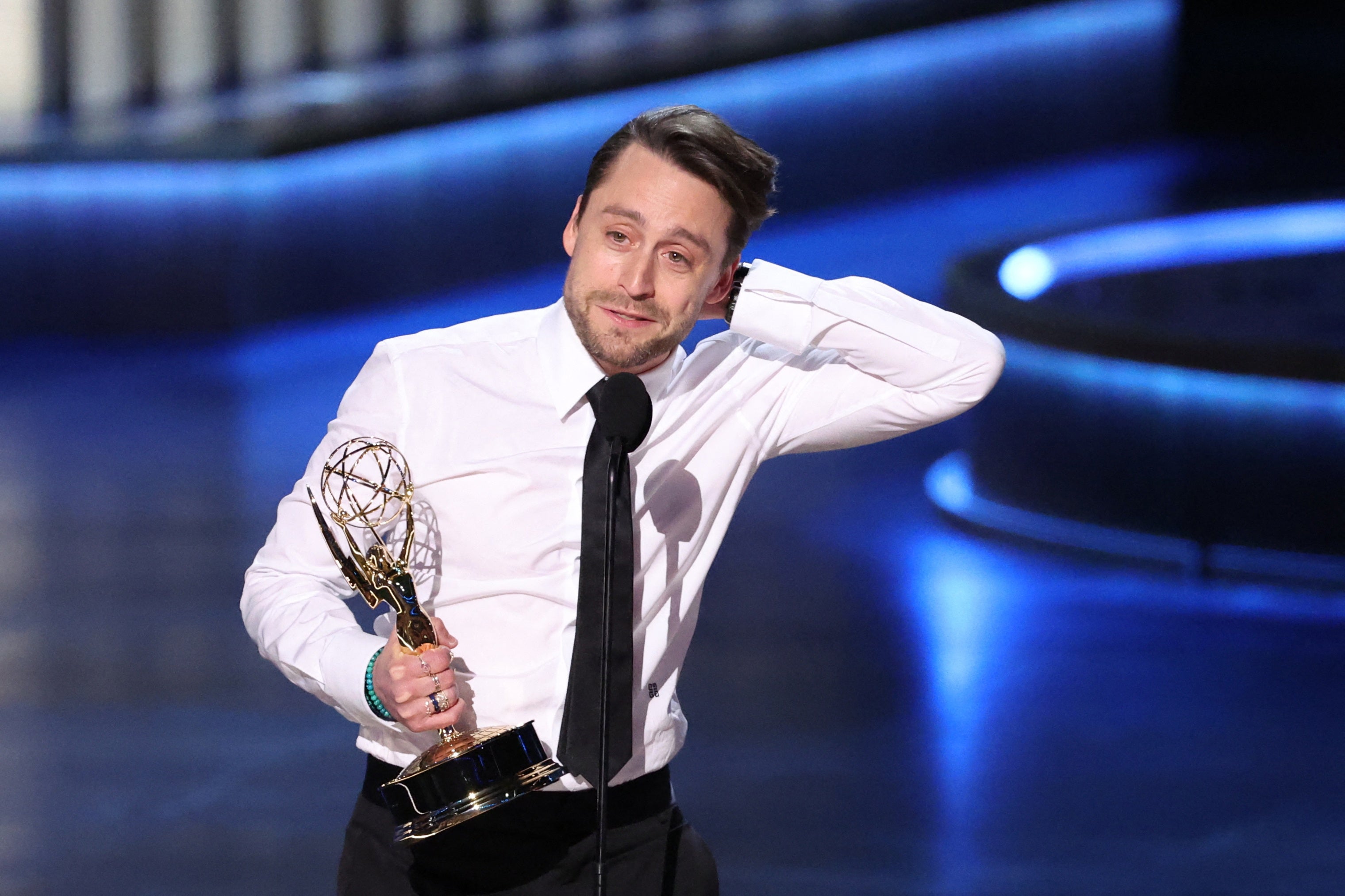 Kieran Culkin recoge, emocionado, el premio  Emmy a mejor actor principal en una serie de drama 