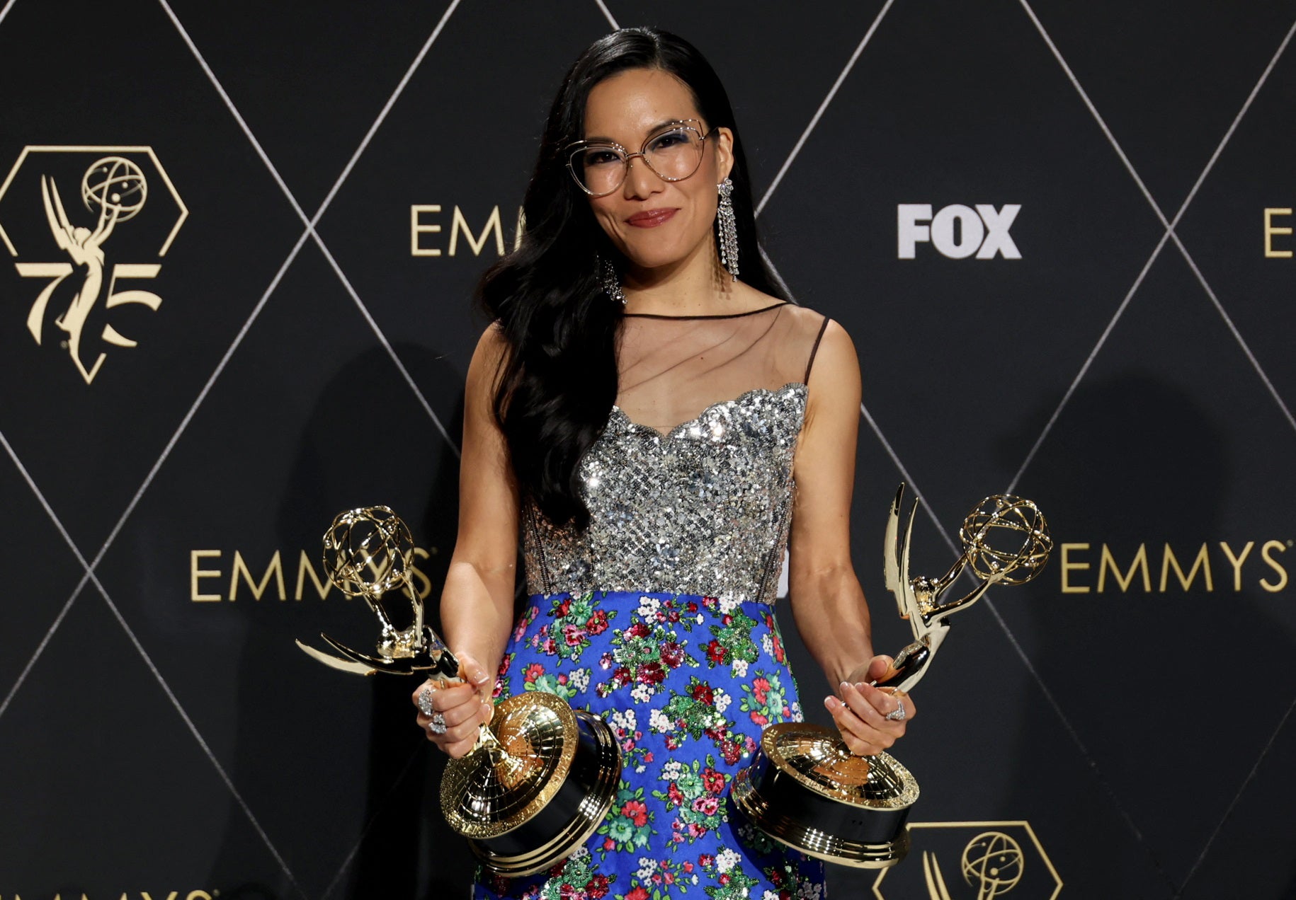 Ali Wong junto a sus premios a mejor miniserie por 'Beef' y mejor actriz en una miniserie