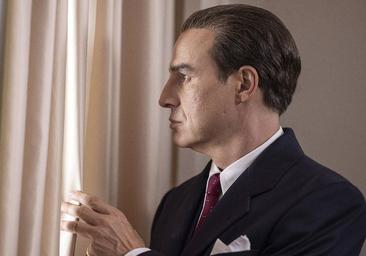 Ya hemos visto 'Cristóbal Balenciaga' en Disney+ y este es nuestro veredicto