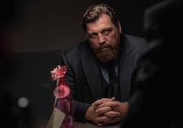 Hovik Keuchkerian es Jon Gutiérrez en 'Reina Roja': «Hay cosas que están mejor en la serie que en la novela»