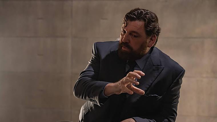 Hovik Keuchkerian, en una pausa durante el rodaje de 'Reina Roja', atiende a los periodistas