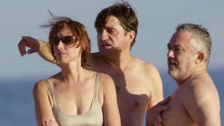 El Gran Wyoming de vacaciones en las playas de Cádiz con el director de cine Imanol Uribe y su compañera María Barranco