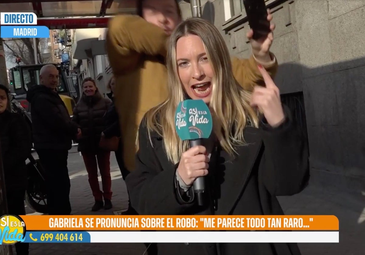 Lourdes, reportera de 'Así es la vida', tuvo que lidiar con un espontáneo que se coló en su directo.