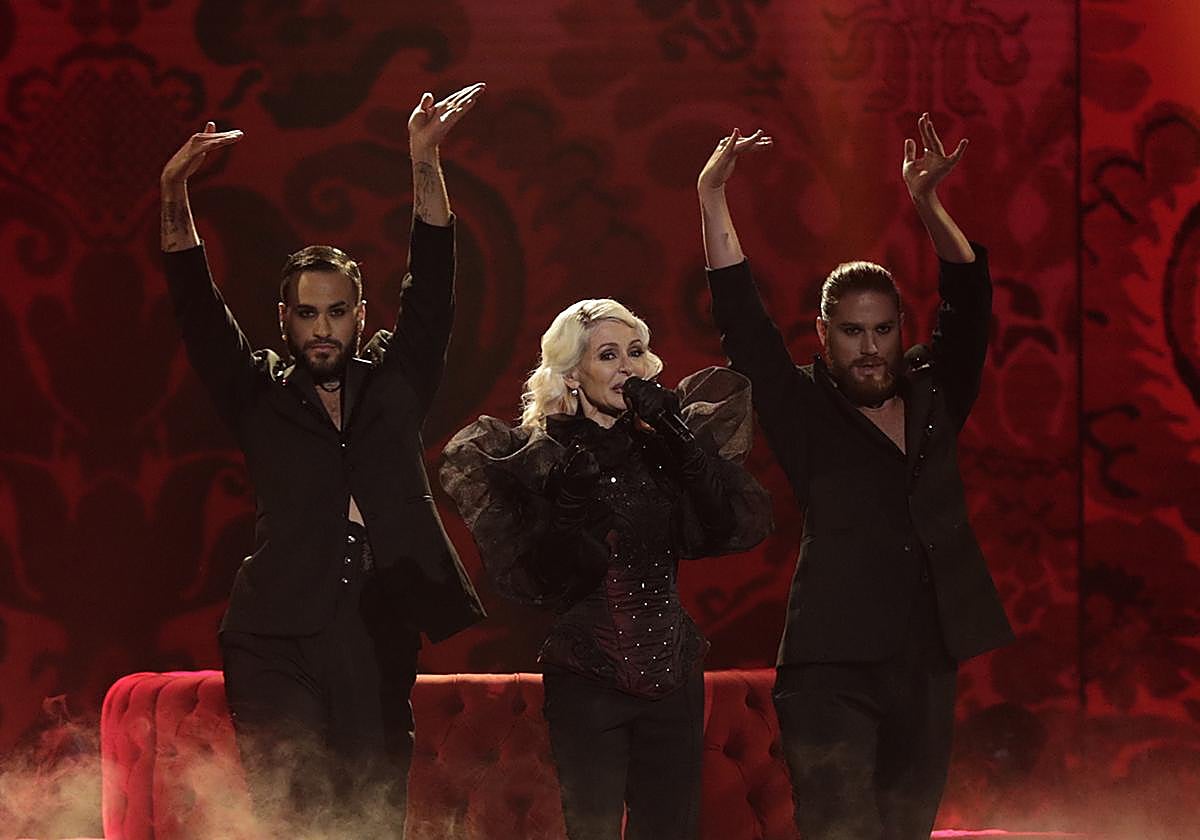 María Bas, junto a sus dos bailarines, durante la actuación en el Benidorm Fest 2024 que le ha granjeado el pase a Eurovisión