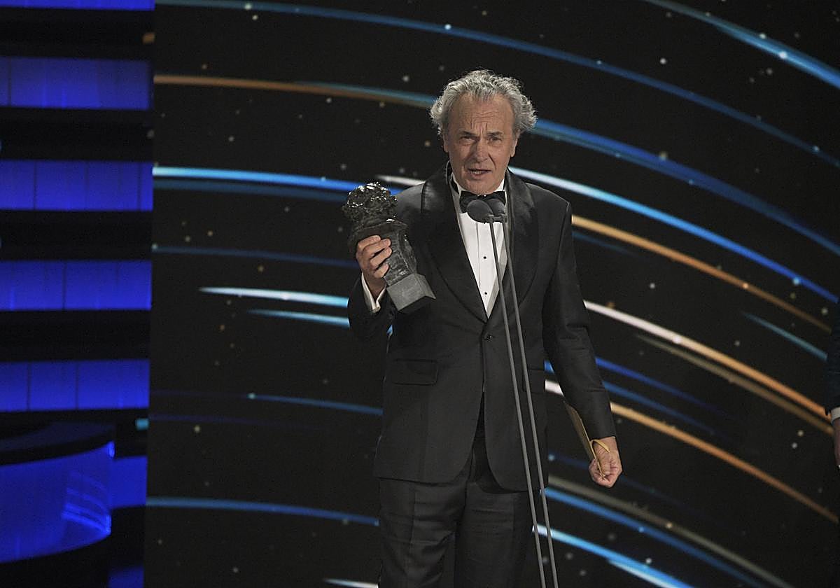 El director Rodrigo Sorogoyen tras recibir el premio Goya por 'As Bestas' en 2023
