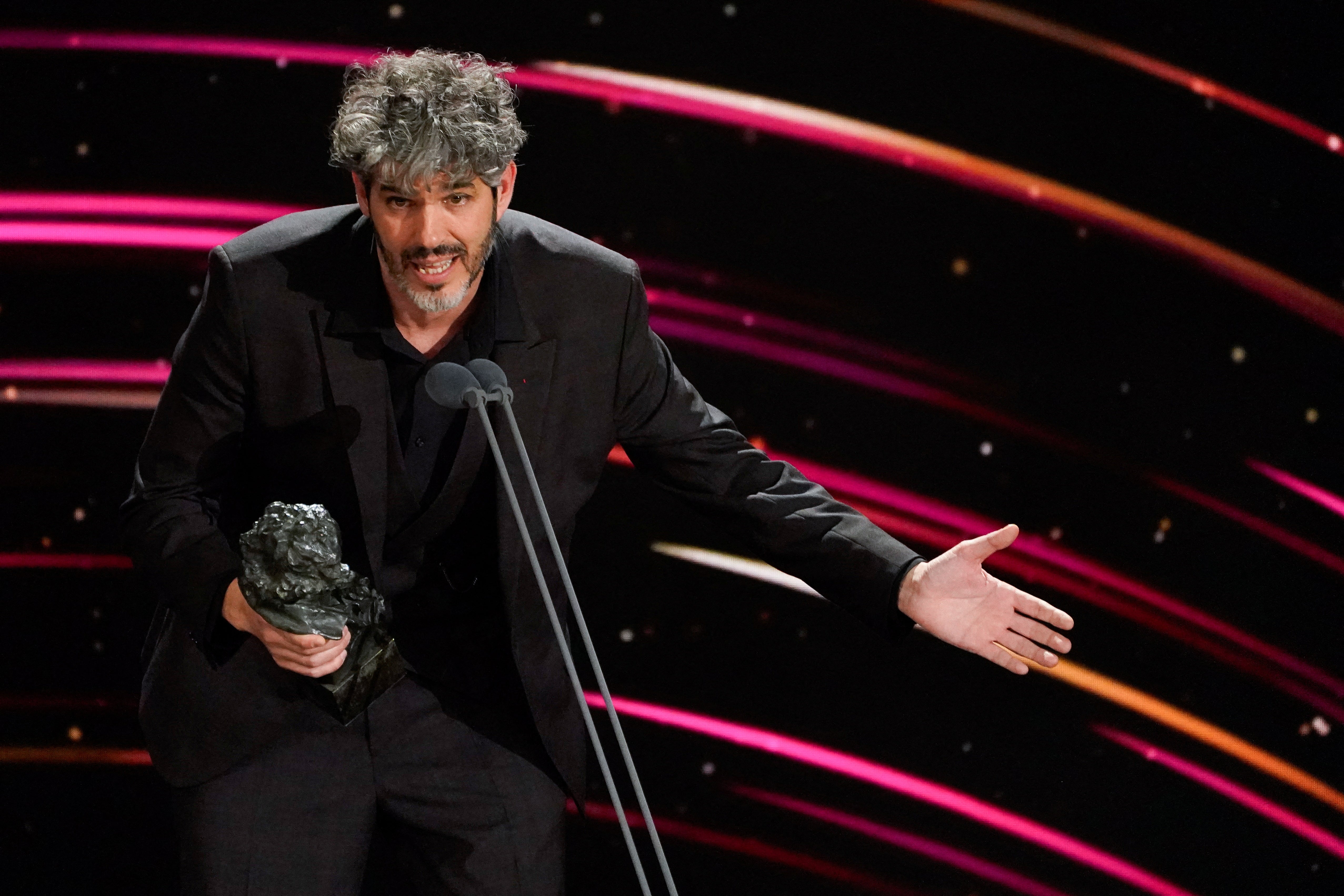 Jaume Marti recoge el Goya a mejor Montaje por 'La sociedad de la nieve'. 