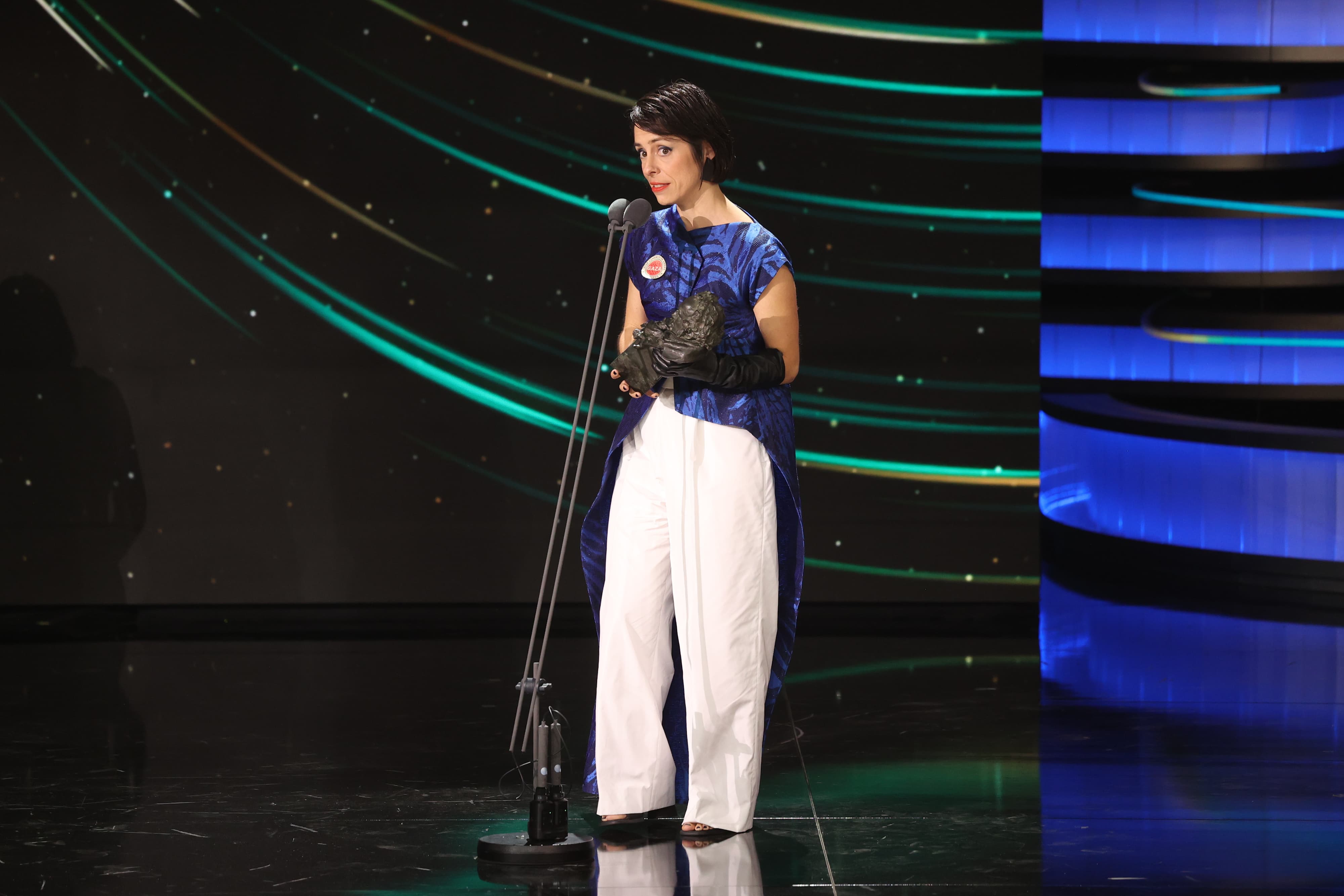 Estibaliz Urresola Solaguren recoge el Goya a Mejor Dirección Novel por '20.000 especies de abejas'.