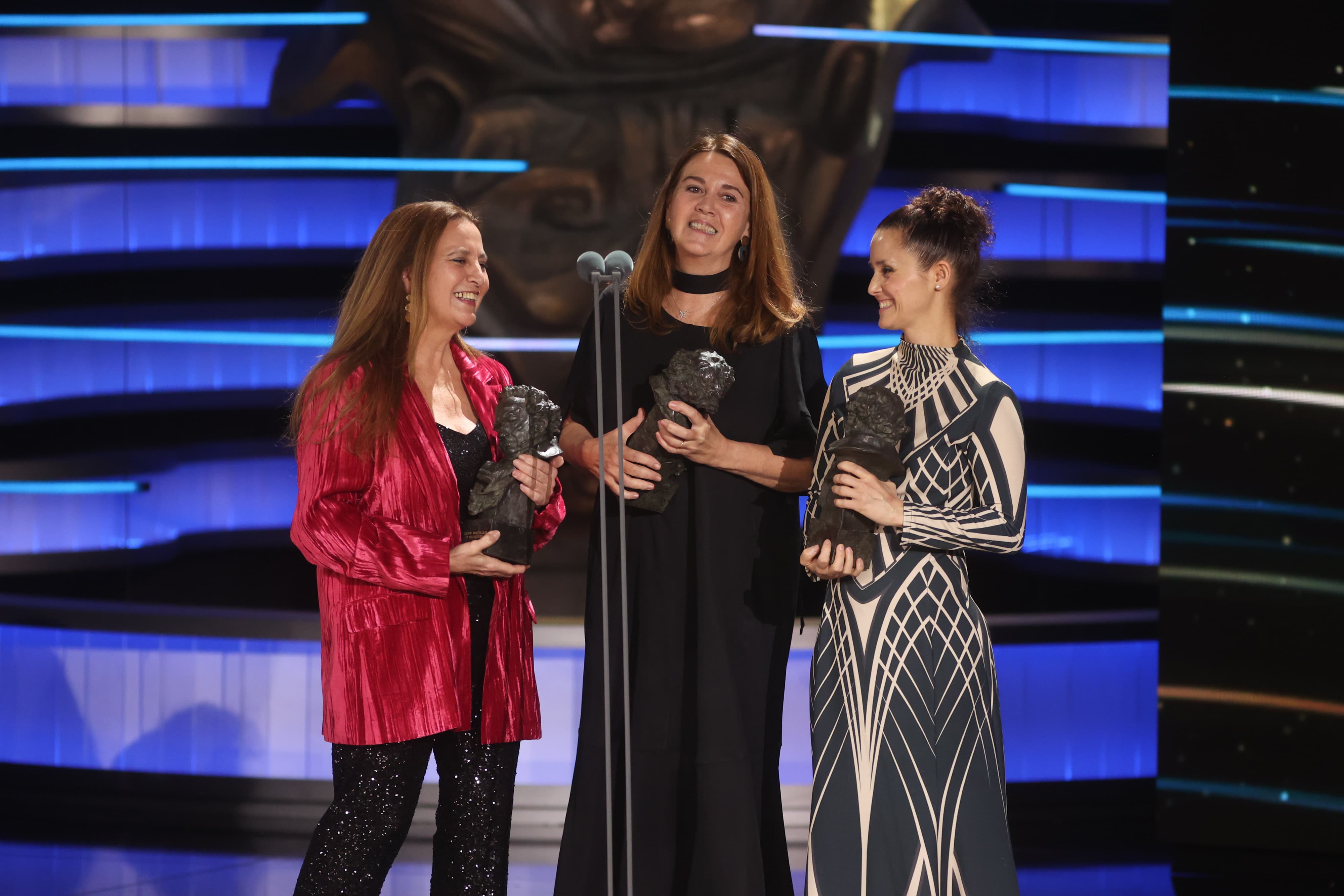 Ana López-Puigcerver, Belén López-Puigcerver y Montse Ribé, ganadoras al Goya a mejor maquillaje y peluquería por 'La sociedad de la nieve'.