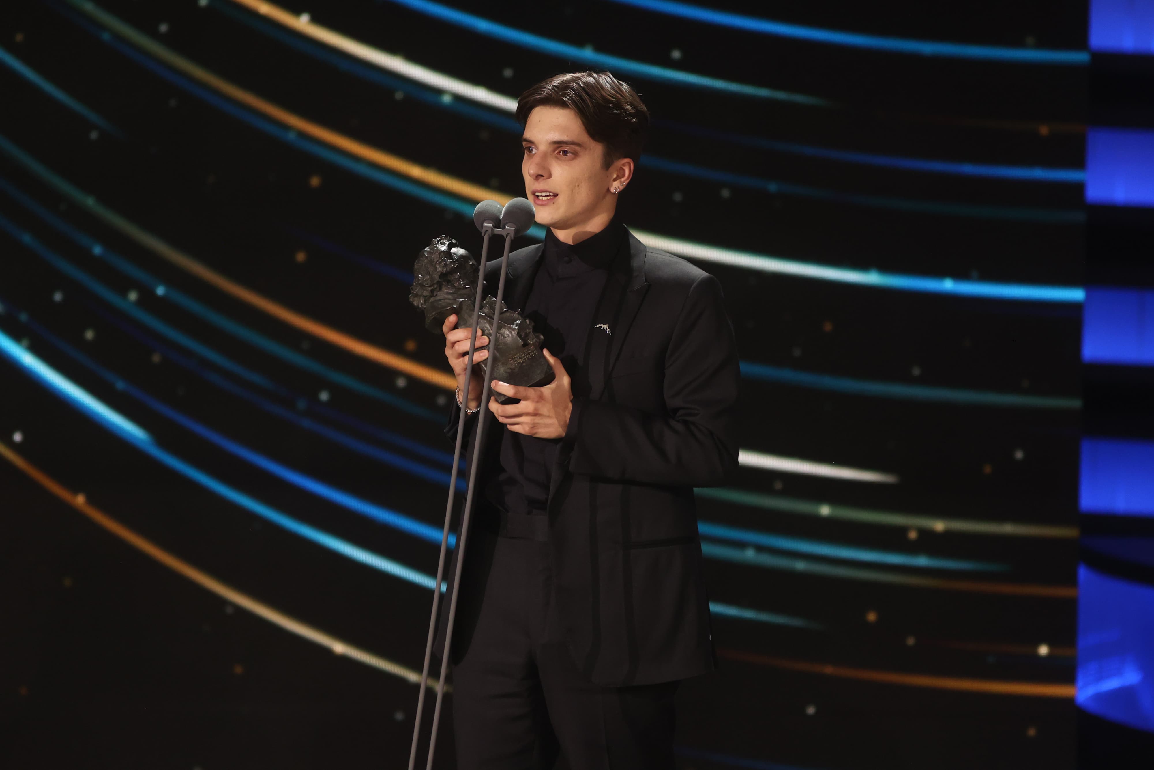 ﻿Matías Recalt recoge el Goya a Mejor Actor Revelación por su papel en 'La sociedad de la nieve'.